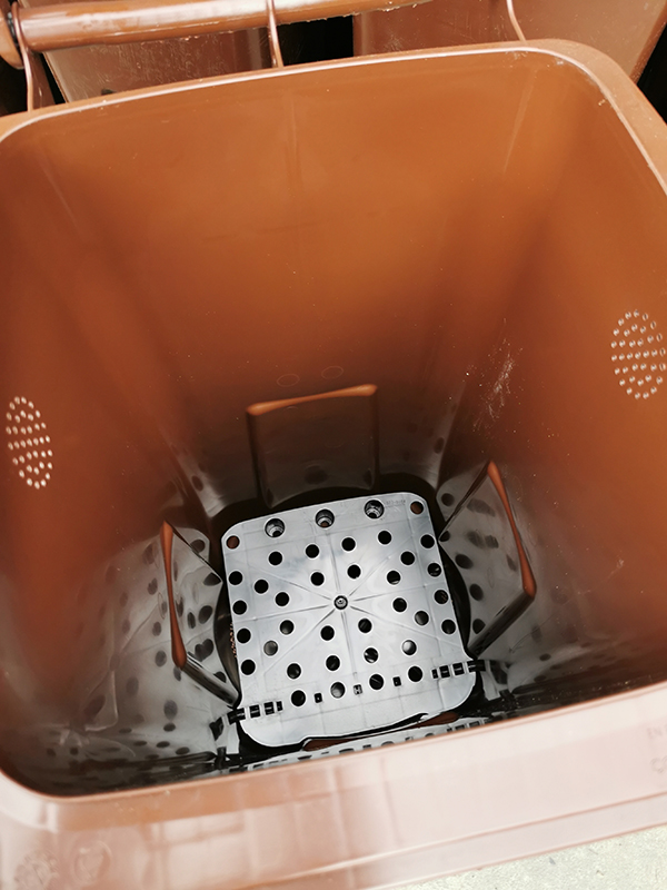 Wnętrze brązowego pojemnika na bioodpady